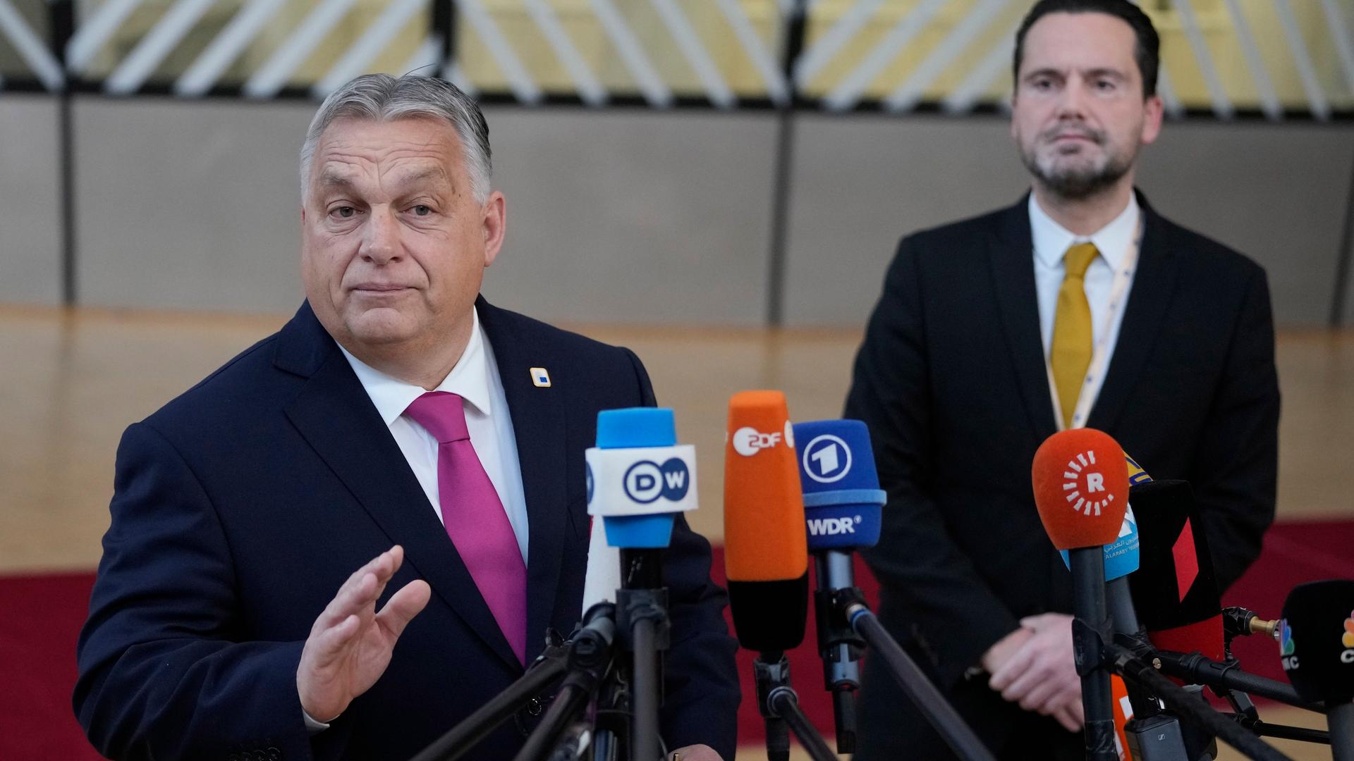 Ungarns Ministerpräsident Viktor Orban (l) spricht mit Medienvertretern, als er zum EU-Gipfel im Gebäude des Europäischen Rates in Brüssel eintrifft.