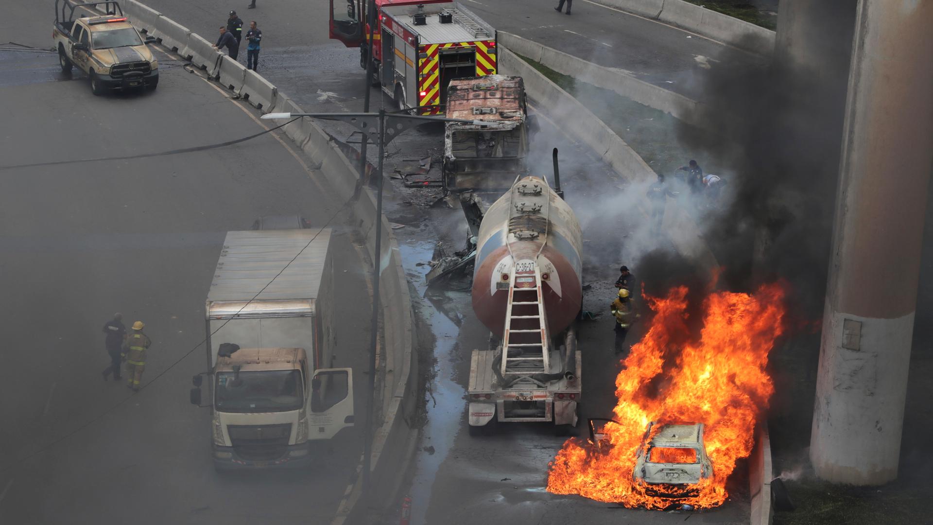 Mexiko-Stadt: Ein Fahrzeug brennt nach der Explosion eines mit Flüssiggas gefüllten Tankwagens an einer Autobahn. Mexiko-Stadt: Ein Fahrzeug brennt nach der Explosion eines mit Flüssiggas gefüllten Tankwagens an einer Autobahn.