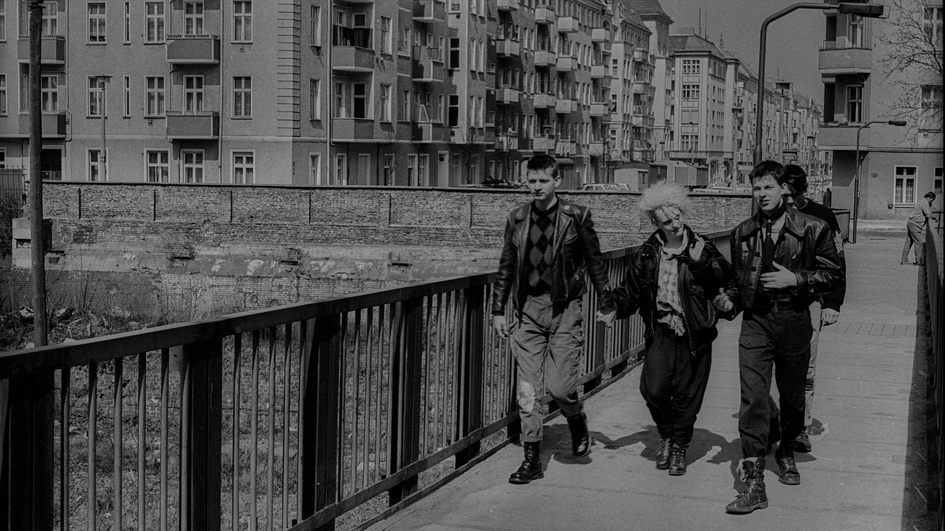 Punks 1988 auf einer Fußgängerbrücke in Ostberlin