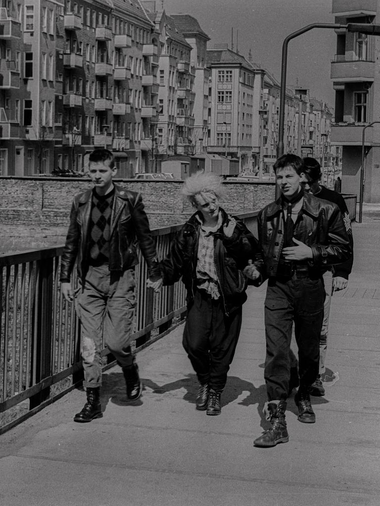 Punks 1988 auf einer Fußgängerbrücke in Ostberlin