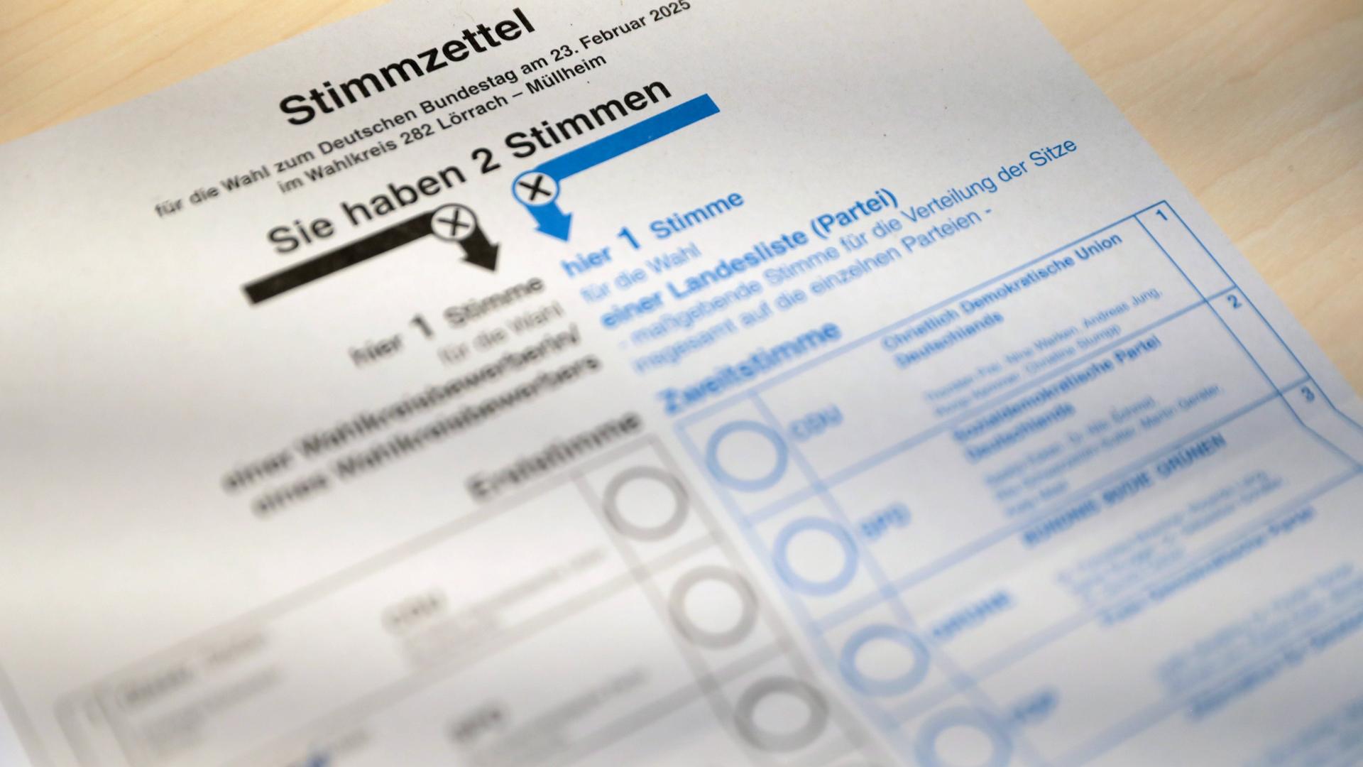 Ein Stimmzettel zur Bundestagswahl am 23. Februar 2025. 