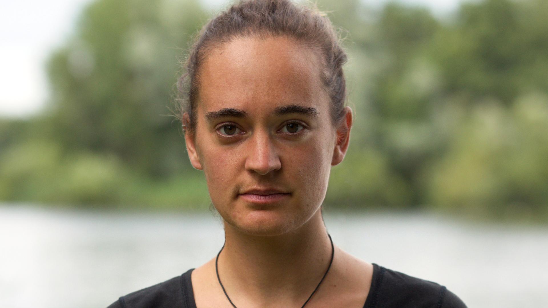 Carola Rackete, im Bildhintergrund ein Fluss mit Bäumen Carola Rackete, im Bildhintergrund ein Fluss mit Bäumen