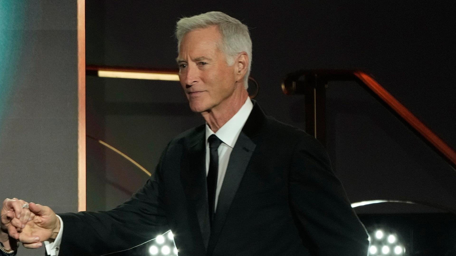 Drake Hogestyn (rechts) mit Mary Beth Evans bei der Verleihung der Daytime Emmy Awards 2023 auf der Bühne Drake Hogestyn (rechts) mit Mary Beth Evans bei der Verleihung der Daytime Emmy Awards 2023 auf der Bühne