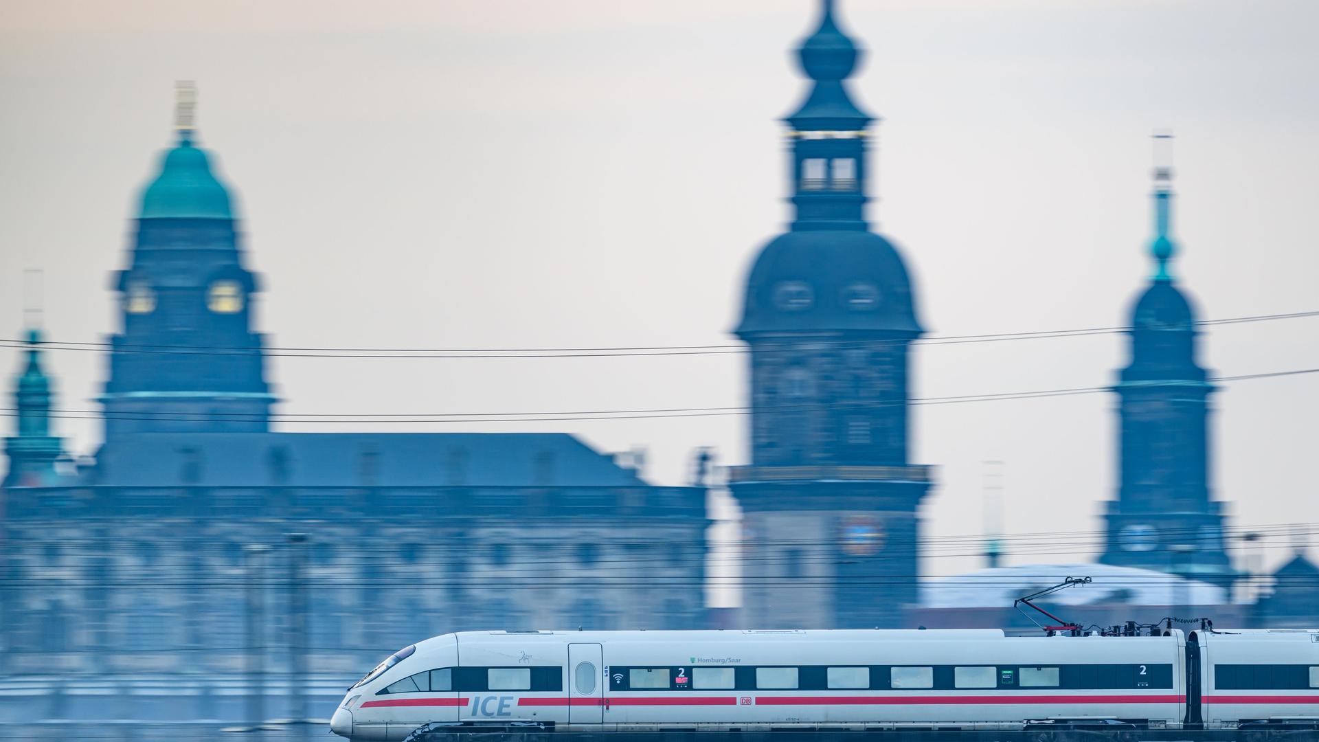 Ein ICE-Zug der Deutschen Bahn fährt vor der Dresdener Altstadtkulisse über die Marienbrücke.