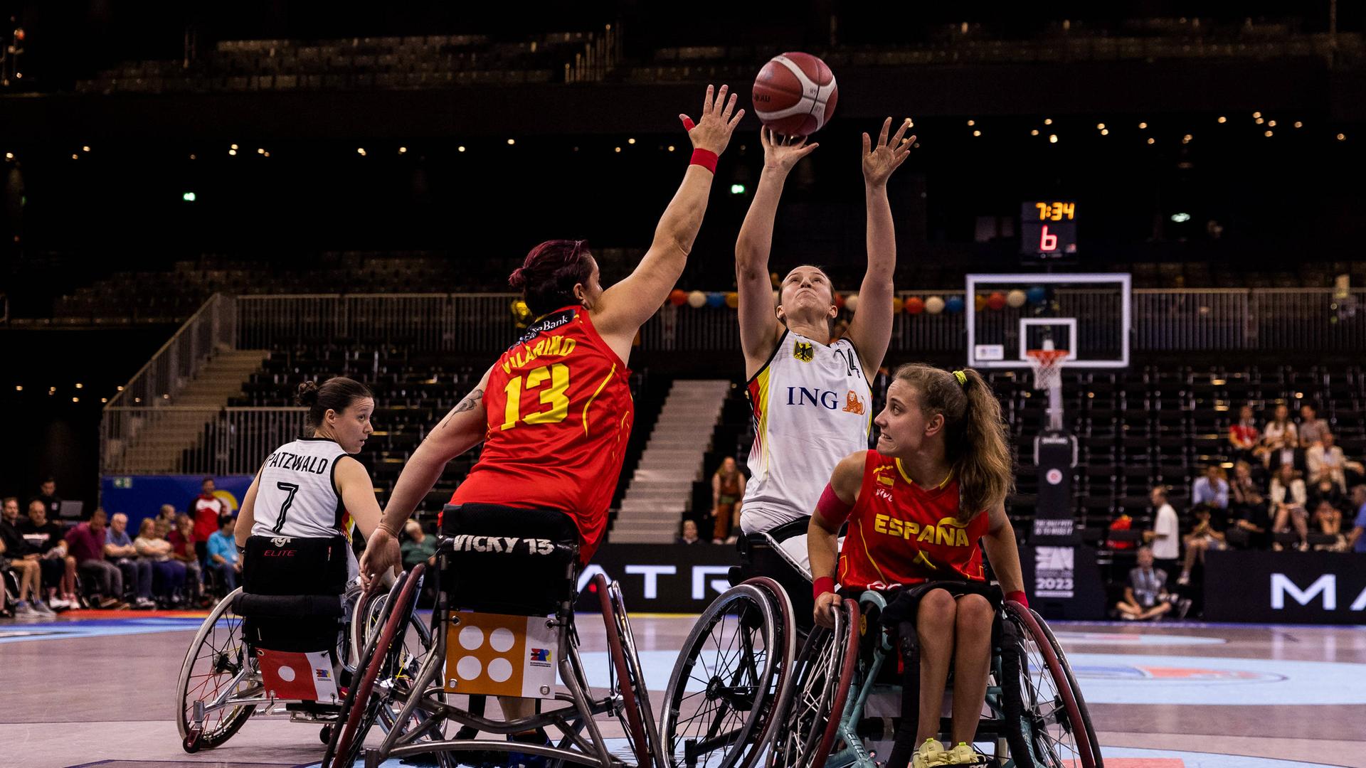 Bei der Europameisterschaft im Rollstuhl-Basketball visiert die deutsche Nationalspielerin Lena Knippelmeyer (3.v.l.) im Spiel um Bronze gegen Spanien den Korb an.