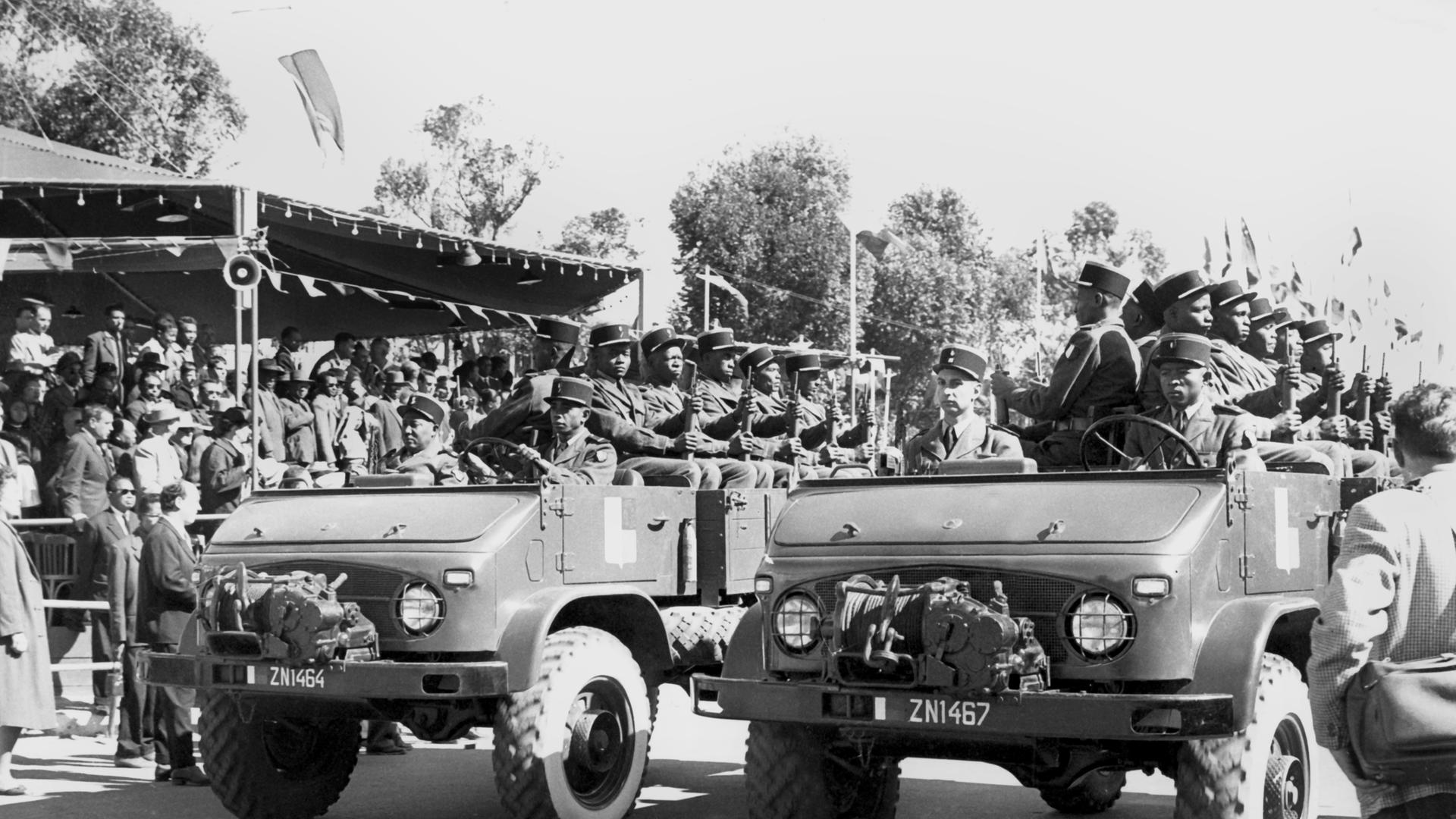 Militärparade anlässlich der Unabhängigkeitsfeier in Antananariv, Madagaskar im Juni 1960. Am 26 Juni 1960 erhielt die ehemalige französische Kolonie Madagaskar die Unabhängigkeit