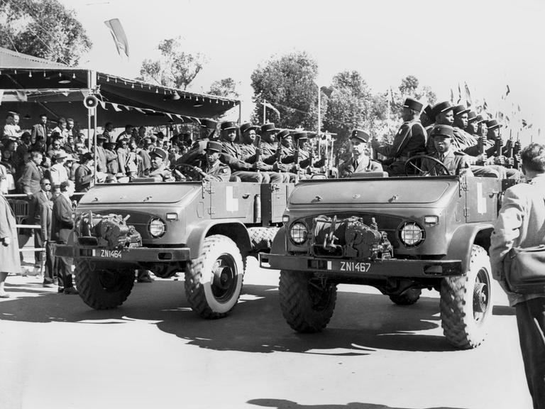 Militärparade anlässlich der Unabhängigkeitsfeier in Antananariv, Madagaskar im Juni 1960. Am 26 Juni 1960 erhielt die ehemalige französische Kolonie Madagaskar die Unabhängigkeit