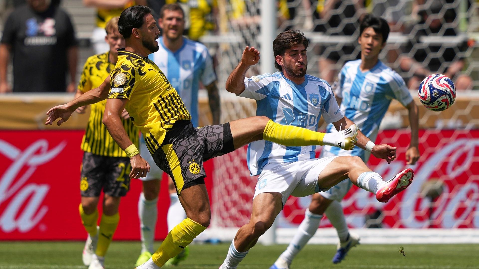 Club-WM: Borussia Dortmund's Ramy Bensebaini und Ulsan HD's Matias Lacava kämpfen um den Ball.