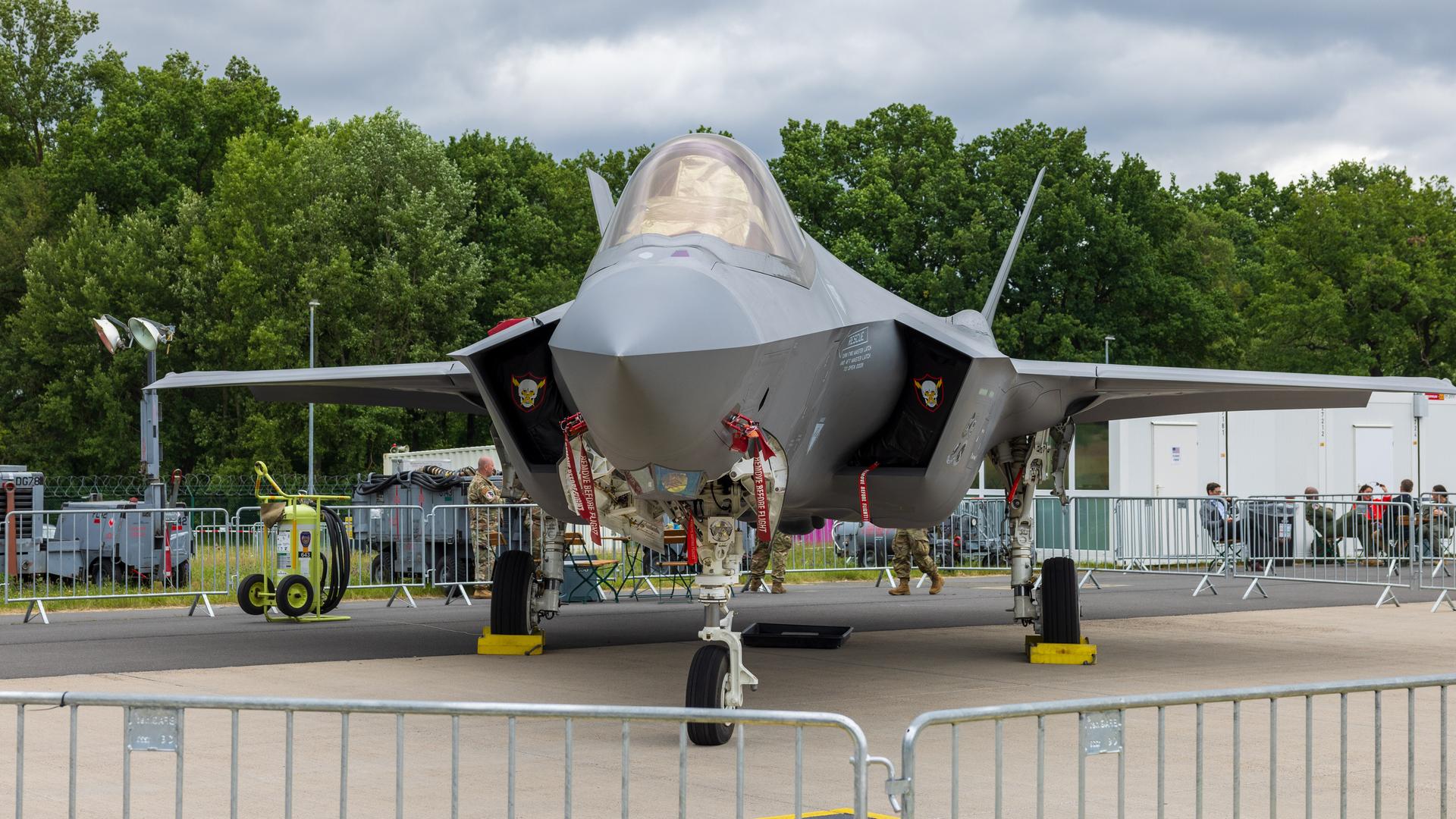 Ein Lockheed Martin F-35A Lightning II-Kampfflugzeug steht in der Statikausstellung auf dem Vorfeld bei der ILA Berlin.