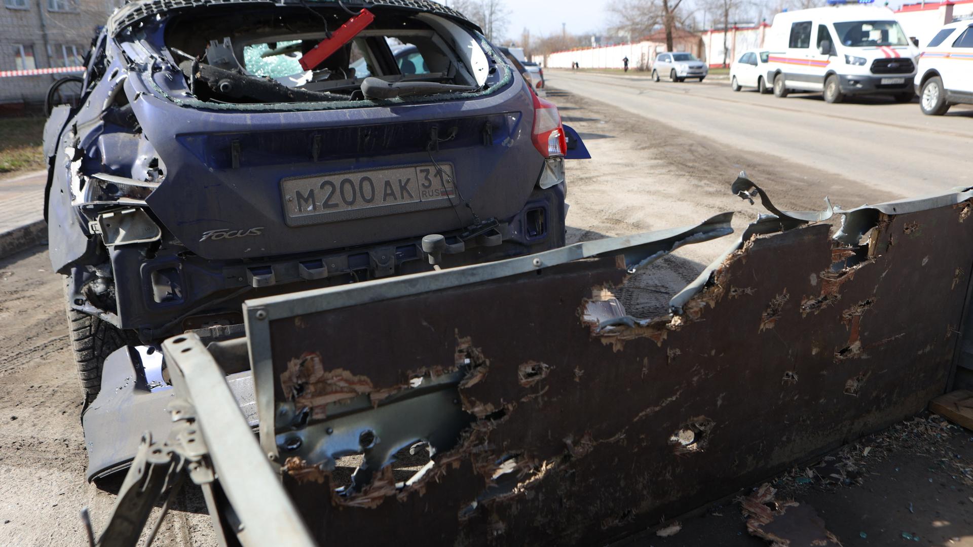 Zwei von einem ukrainischen Angriff zerstörte Autos stehen am Straßenrand in Belgorod.