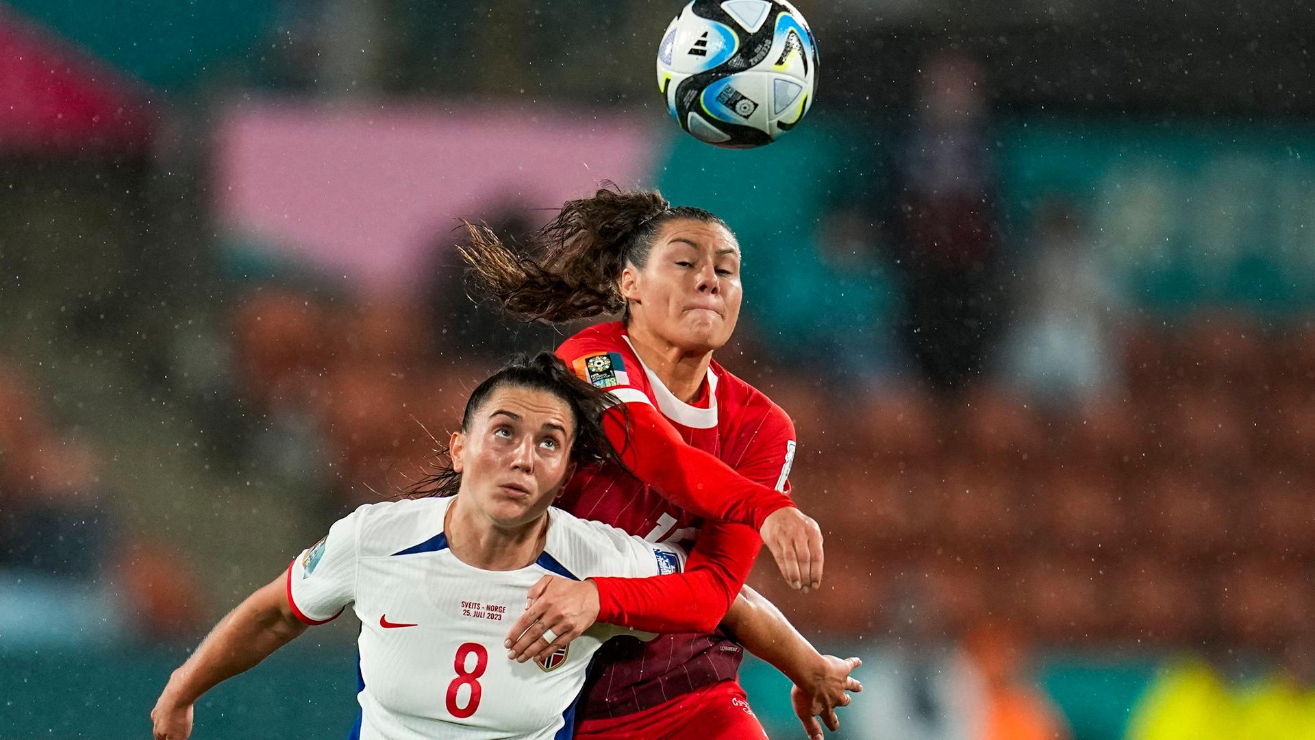 Eine Szene aus dem WM-Spiel Norwegen gegen Schweiz, zwei Spielerinnen kämpfen um den Ball.