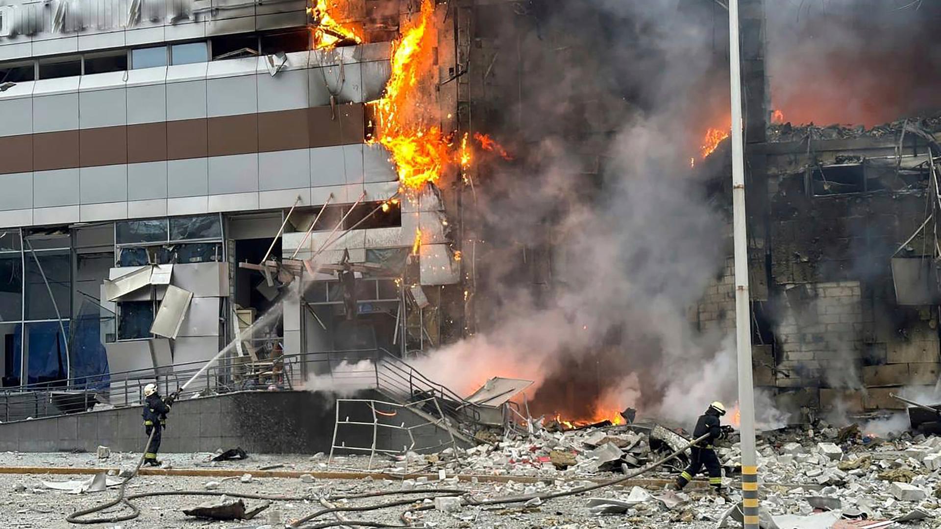 Auf diesem vom ukrainischen Notdienst über AP zur Verfügung gestellten Foto arbeiten Feuerwehrleute an einem Gebäude, das nach einem russischen Angriff in Kiew beschädigt wurde.