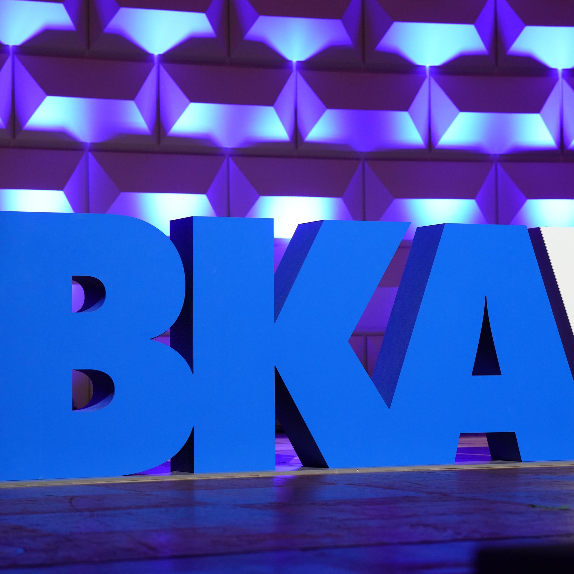 Logo des Bundeskriminalamt (BKA) beim Festakt zum 75-jährigen Bestehen im Wiesbadener Kurhaus.