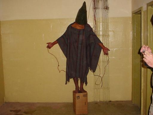 Dieses Dateifoto von Ende 2003 zeigt die Folter irakischer Gefangener durch US-Soldaten im Abu Ghraib-Gefängnis in Bagdad: Ein nicht identifizierten Häftling steht auf einer Kiste steht, mit einer Tüte über dem Kopf und Kabeln an seinen Händen.
