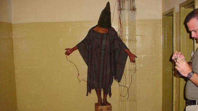Dieses Dateifoto von Ende 2003 zeigt die Folter irakischer Gefangener durch US-Soldaten im Abu Ghraib-Gefängnis in Bagdad: Ein nicht identifizierten Häftling steht auf einer Kiste steht, mit einer Tüte über dem Kopf und Kabeln an seinen Händen.