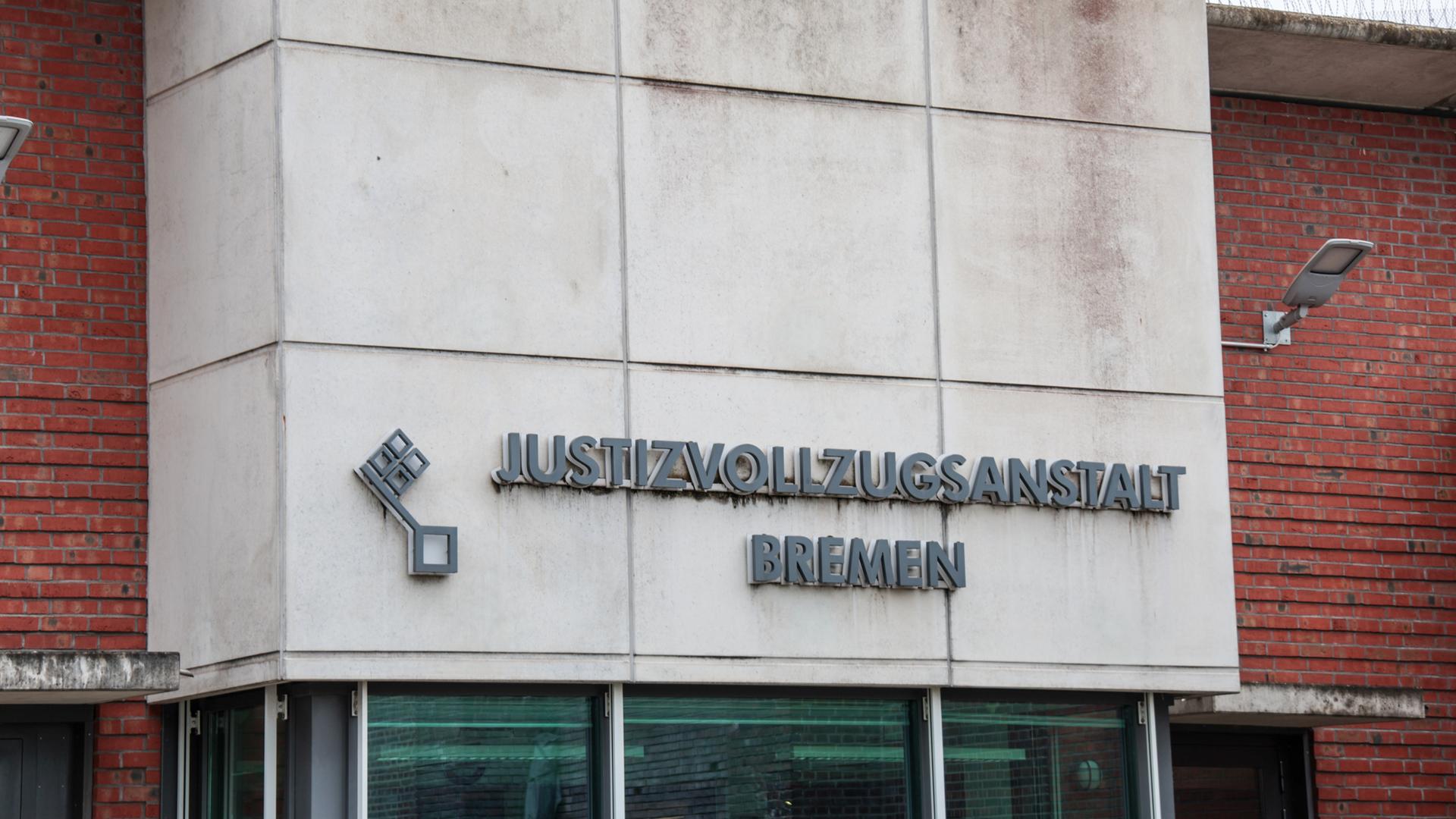 Ein Schriftzug über dem Haupteingang der Justizvollzugsanstalt Bremen im Stadtteil Oslebshausen. 