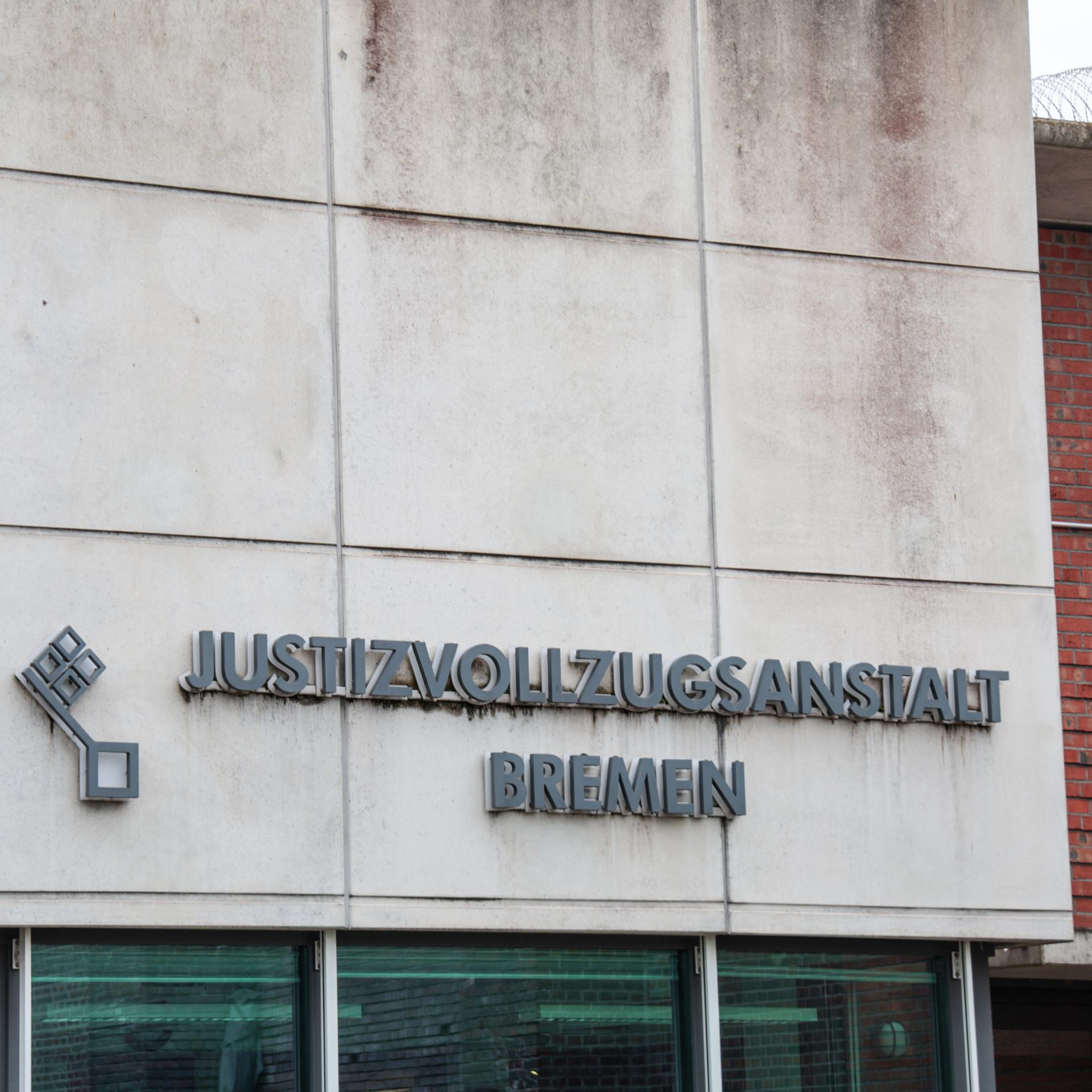 Ein Schriftzug über dem Haupteingang der Justizvollzugsanstalt Bremen im Stadtteil Oslebshausen. 