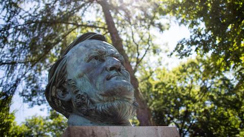 Ein Büste von Richard Wagner des Bildhauers Arno Breker steht im Park vor dem Festspielhaus.