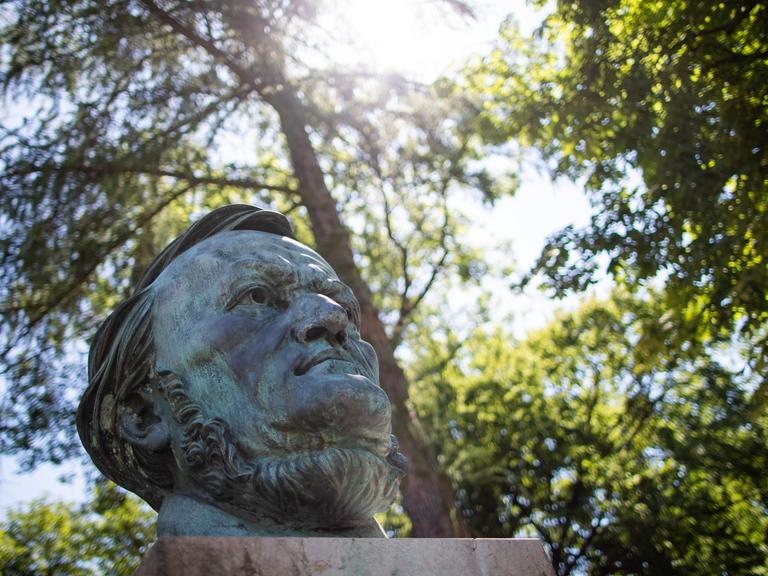 Ein Büste von Richard Wagner des Bildhauers Arno Breker steht im Park vor dem Festspielhaus.