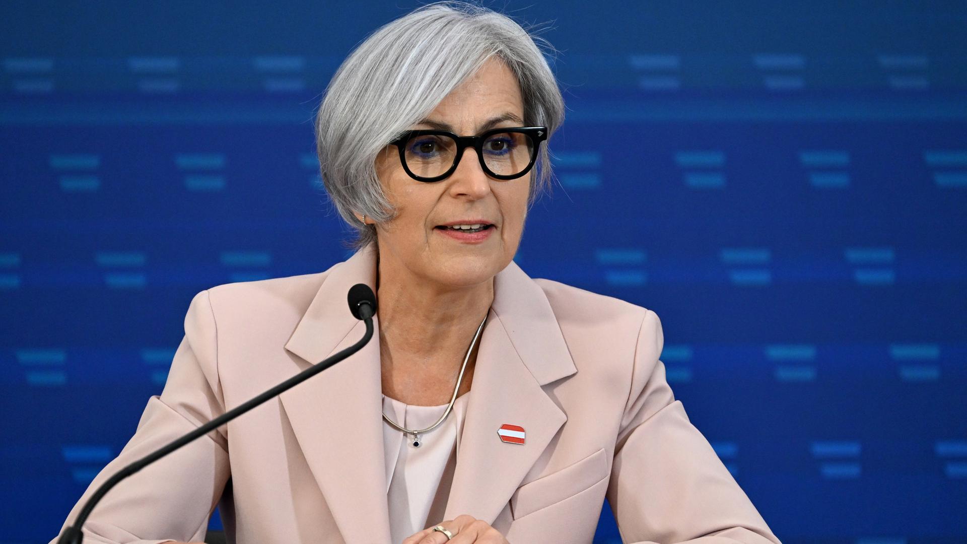 Österreichs Justizministerin Sporrer sitzt bei einer Pressekonferenz vor einem Mikrofon. Österreichs Justizministerin Sporrer sitzt bei einer Pressekonferenz vor einem Mikrofon.