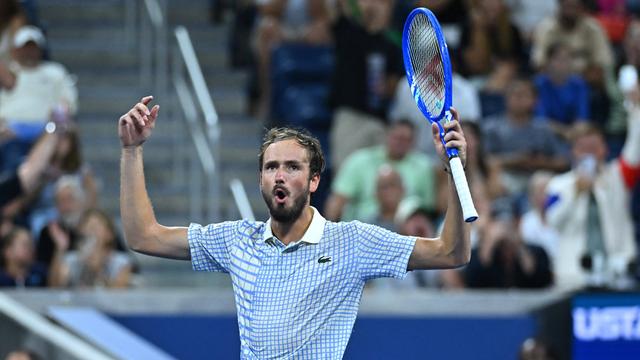 Das Foto zeigt den russischen Tennis-Spieler Medwedew. Er hält einen Arm hoch.