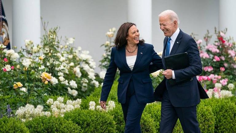 US-Präsident Joe Biden im Gespräch mit seiner Vize Kamala Harris im Garten des Weißen Hauses.