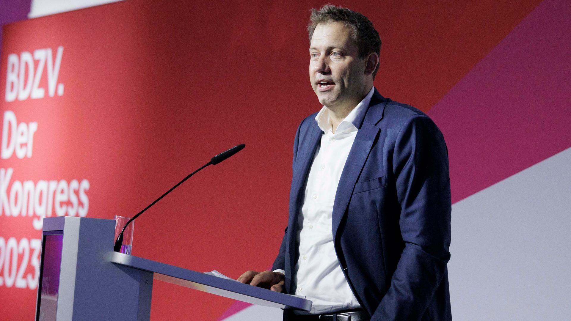 Berlin: Lars Klingbeil, SPD-Bundesvorsitzender, spricht bei dem Kongress der Bundesverbandes Digitalpublisher und Zeitungsverleger. Berlin: Lars Klingbeil, SPD-Bundesvorsitzender, spricht bei dem Kongress der Bundesverbandes Digitalpublisher und Zeitungsverleger.