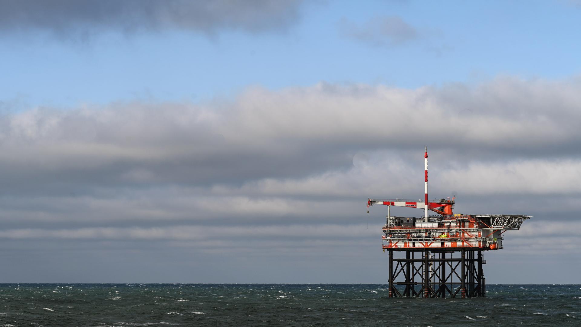 Niedersachsen, Emden: Blick auf die Bohrinsel des niederländischen Unternehmens One-Dyas in der Nordsee. 