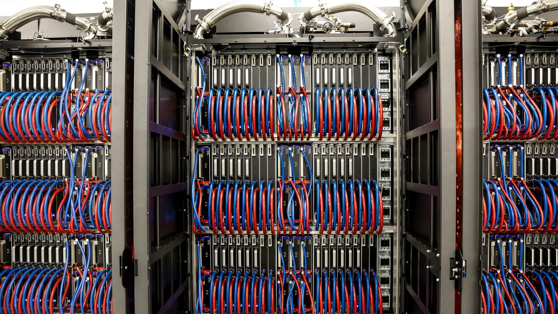 In einem Schrank sind viele Kabel. Sie sind blau und rot. Es ist der Holios-Supercomputer, der schnellste Supercomputer Polens in Krakau.