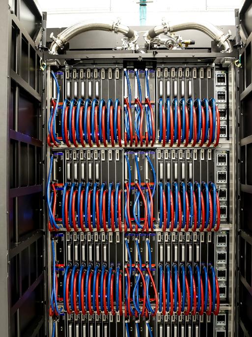 In einem Schrank sind viele Kabel. Sie sind blau und rot. Es ist der Holios-Supercomputer, der schnellste Supercomputer Polens in Krakau. In einem Schrank sind viele Kabel. Sie sind blau und rot. Es ist der Holios-Supercomputer, der schnellste Supercomputer Polens in Krakau.