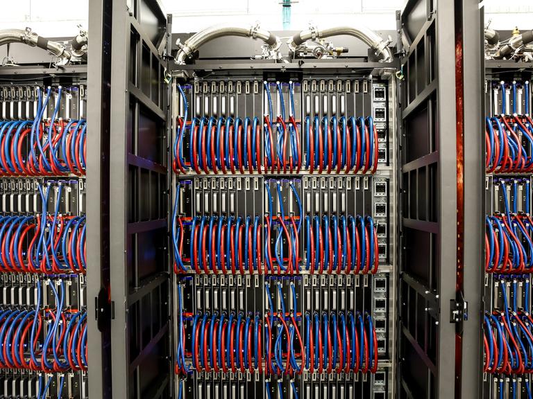 In einem Schrank sind viele Kabel. Sie sind blau und rot. Es ist der Holios-Supercomputer, der schnellste Supercomputer Polens in Krakau. In einem Schrank sind viele Kabel. Sie sind blau und rot. Es ist der Holios-Supercomputer, der schnellste Supercomputer Polens in Krakau.