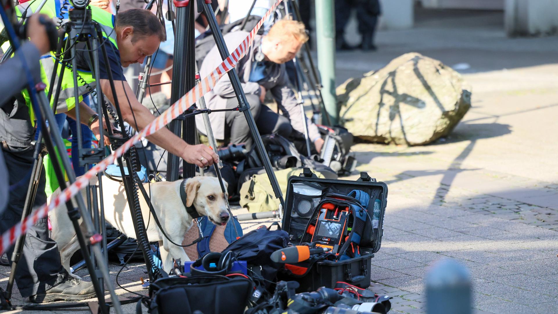 Bundeskanzler Olaf Schulz besucht Solingen nach Terrorangriff: Ein Sprengstoffspürhund durchsuchte Taschen der anwesenden