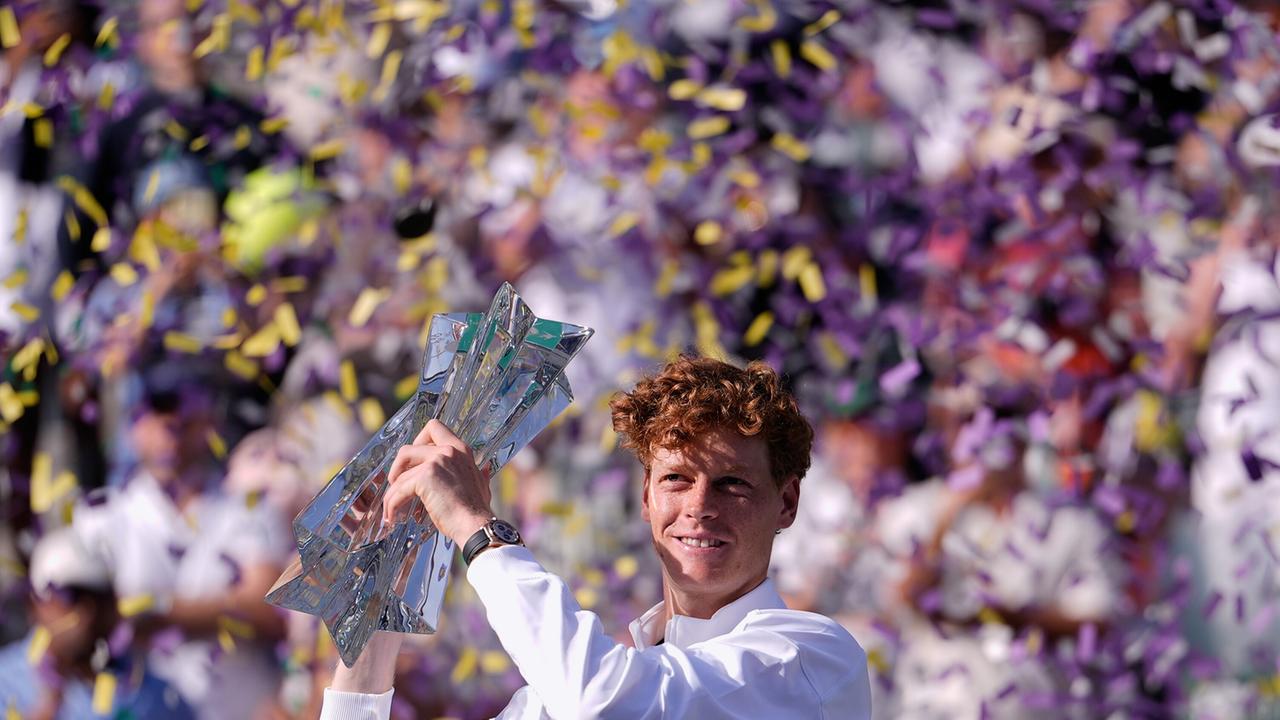 Jannik Sinner hält den Siegespokal des Turniers in die Höhe.