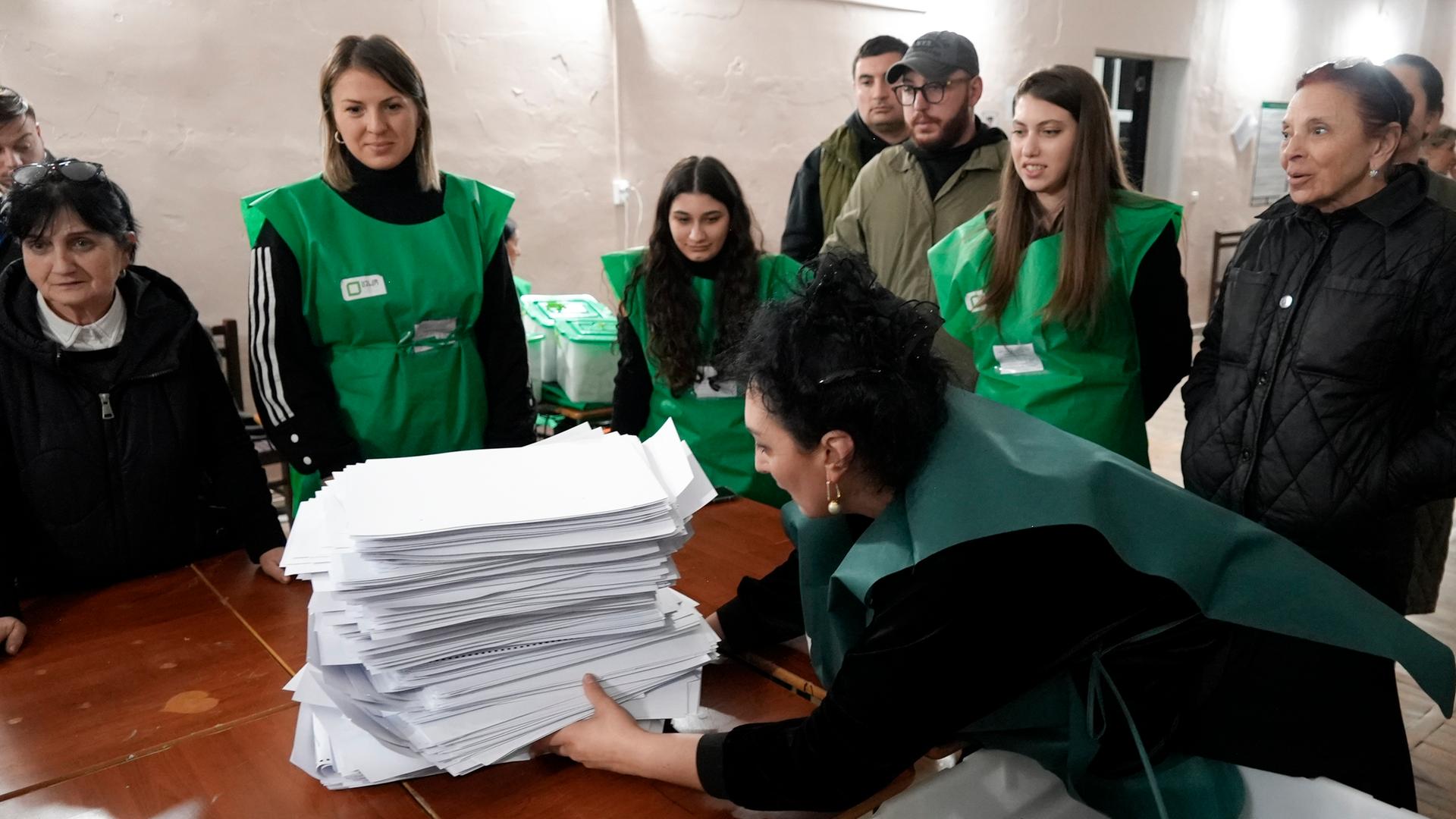 Tiflis: Mitglieder einer Wahlkommission bereiten sich nach den Parlamentswahlen in Georgien auf die Auszählung der Stimmzettel in einem Wahllokal in Tiflis vor.