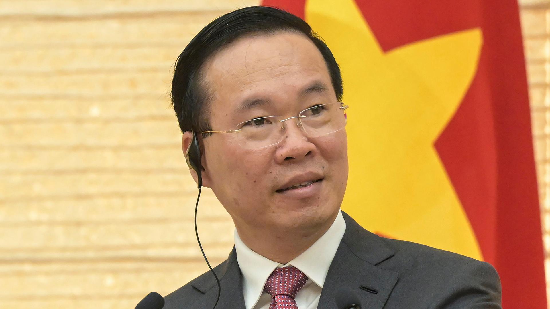 Vietnams Präsident Vo Van Thuong spricht in ein Mikrofon.