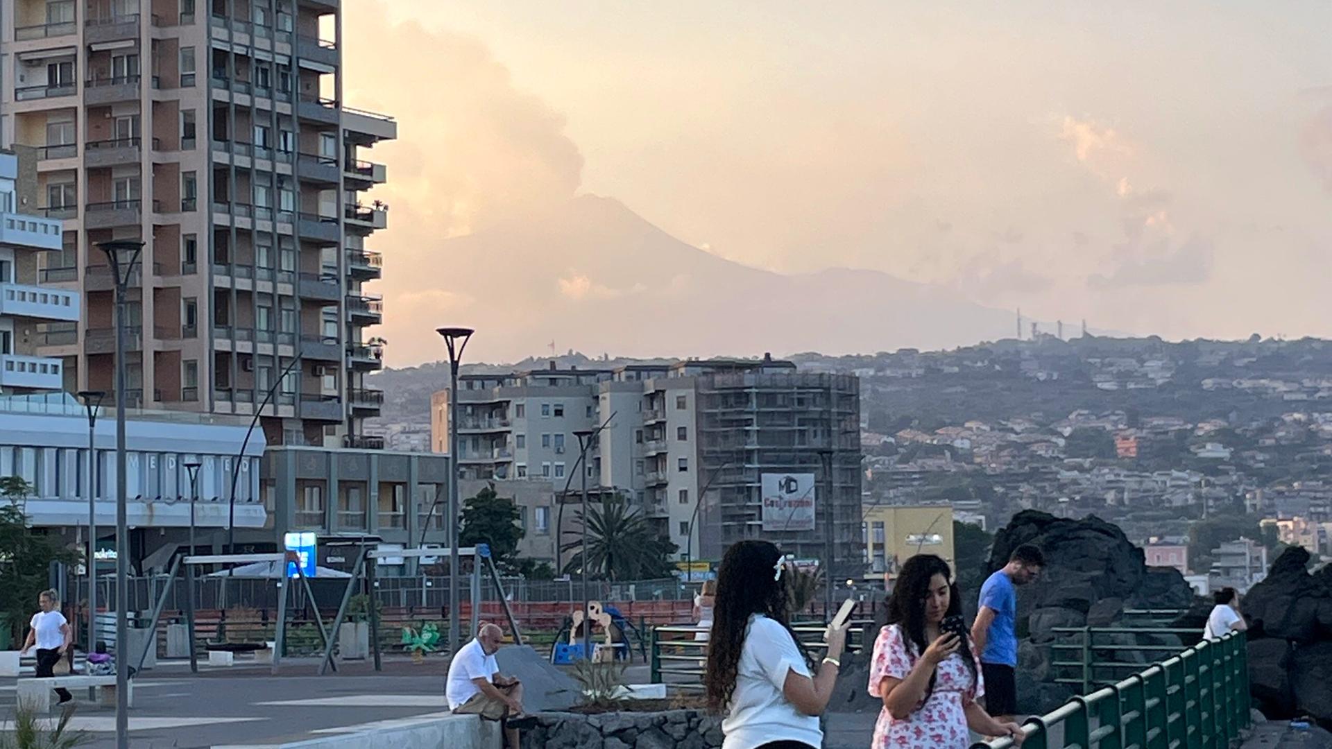 Blick auf den Ätna, vom Viertel Ognina in Catania aus gesehen. 