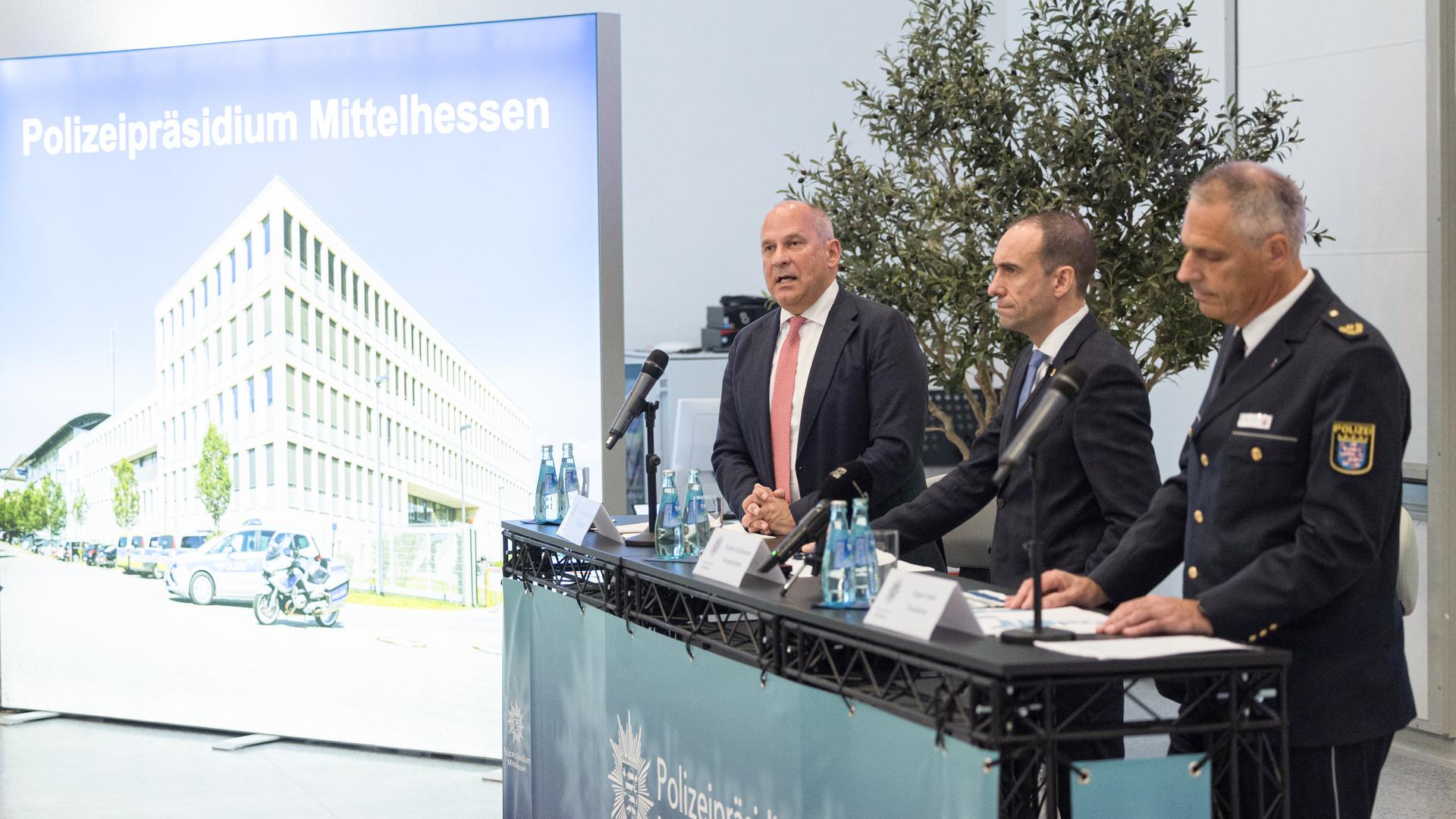 Roman Poseck (CDU, l-r), Hessens Inneniminster, Torsten Krückemeier, Polizeipräsident Mittelhessens und Jürgen Fehler, Polizei-Einsatzleiter, bei einer Pressekonferenz Roman Poseck (CDU, l-r), Hessens Inneniminster, Torsten Krückemeier, Polizeipräsident Mittelhessens und Jürgen Fehler, Polizei-Einsatzleiter, bei einer Pressekonferenz