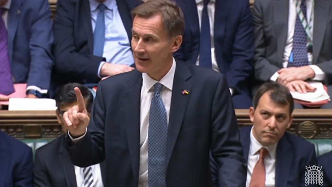 Hunt steht am Rednerpult des Unterhauses, spricht und gestikuliert mit dem rechten Zeigefinger. Dahinter Abgeordnete auf den Bänken. 