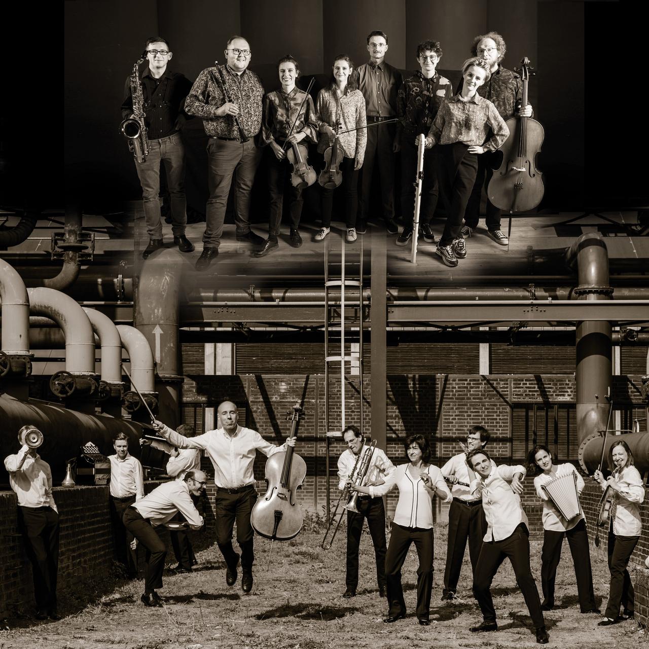 Zwei Fotos der Ensembles, von E-MEX und Spółdzielnia Muzyczna Contemporary Ensemble, sind in einer Montage übereinander zu sehen.
