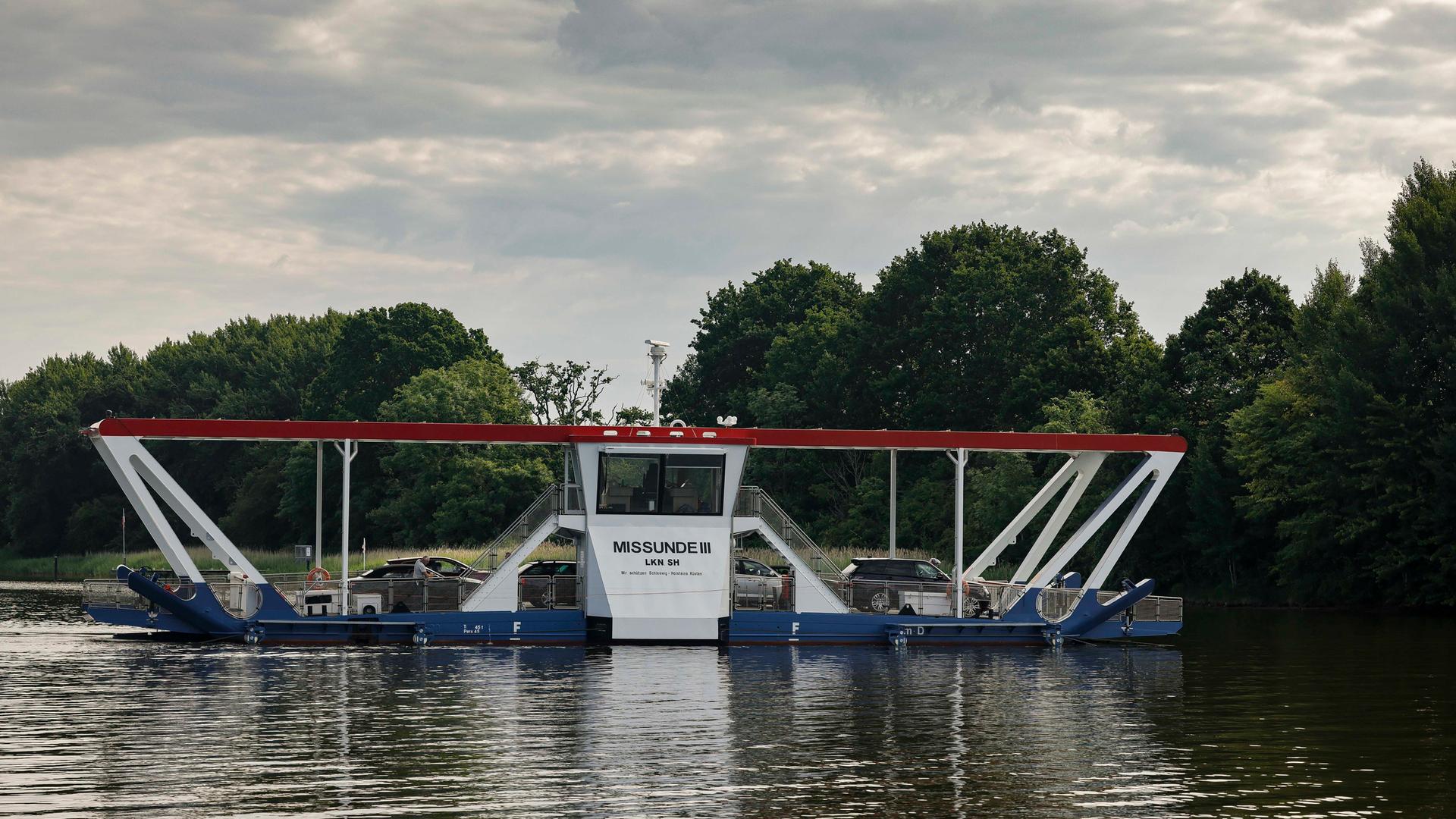 Brodersby/Schlei: Autos werden auf der Fähre "Missunde III" über die Schlei transportiert.