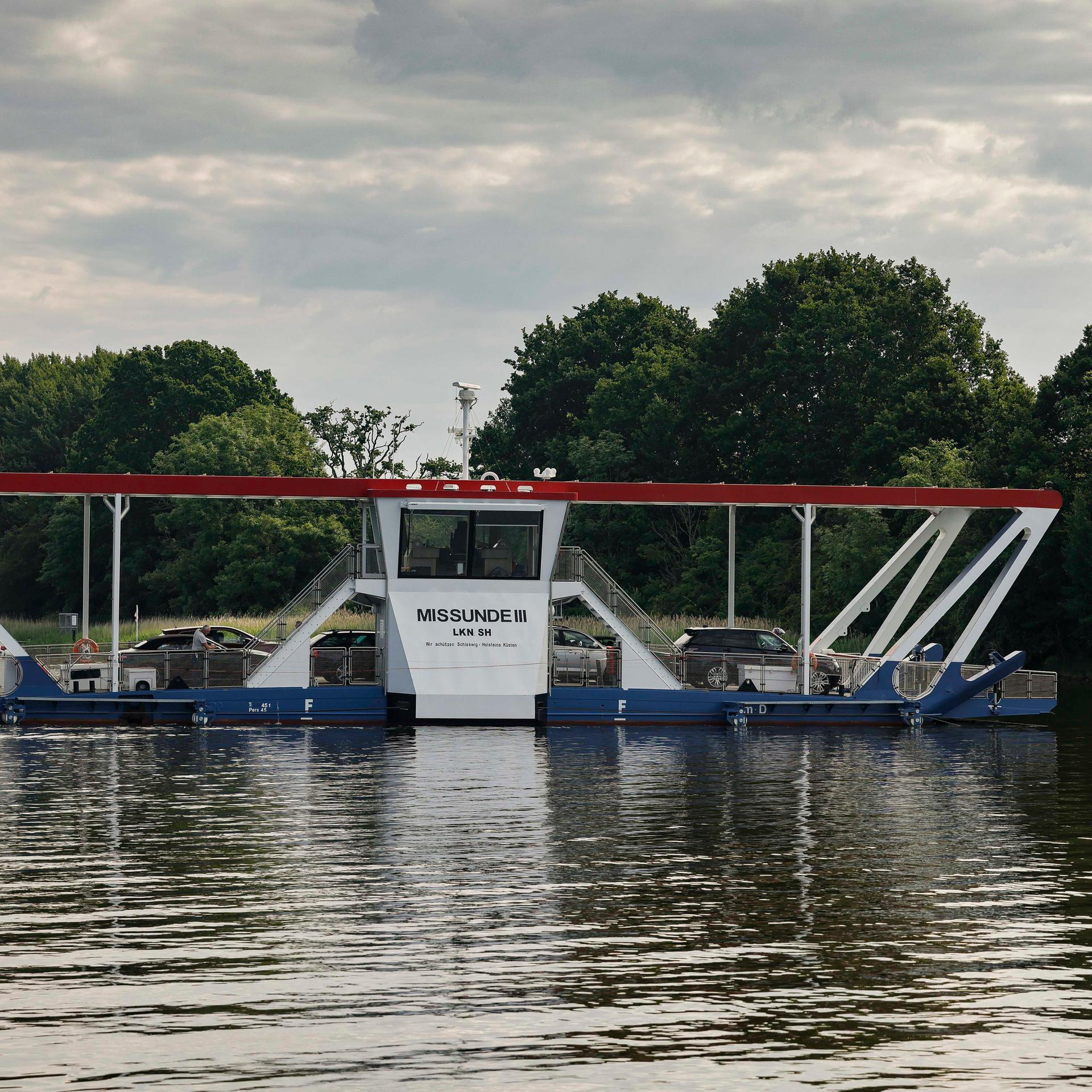 Brodersby/Schlei: Autos werden auf der Fähre "Missunde III" über die Schlei transportiert.