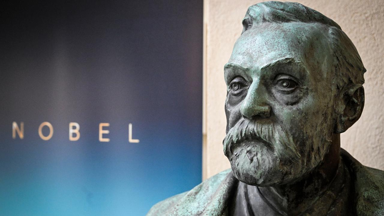 Eine Büste von Alfred Nobel steht im Karolinska-Institut in Stockholm Eine Büste von Alfred Nobel steht im Karolinska-Institut in Stockholm