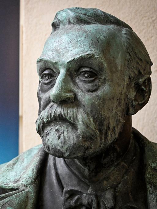 Eine Büste von Alfred Nobel steht im Karolinska-Institut in Stockholm