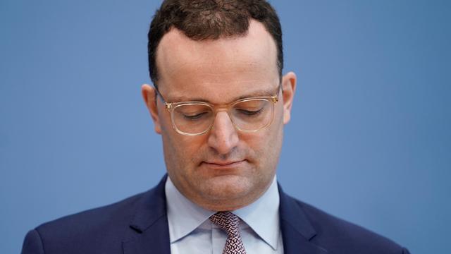 Jens Spahn hat seinen Blick nach unten gesenkt.