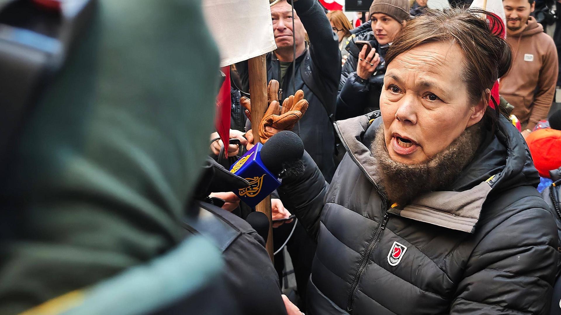 Die grönländische Außenministerin Vivian Motzfeldt am Flughafen der Hauptstadt Nuuk; sie ist umringt von zahlreichen Menschen.