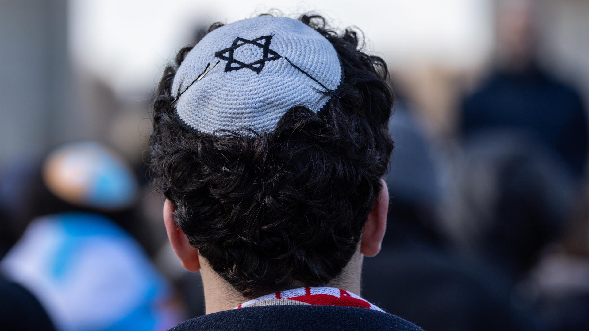 Ein Teilnehmer trägt eine Kippa mit Davidstern auf der Kundgebung zum Europäischen Jüdischen Jugendkongress.