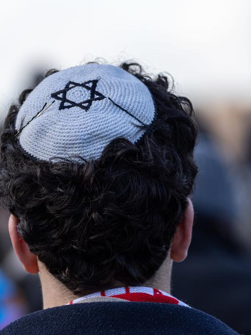 Ein Teilnehmer trägt eine Kippa mit Davidstern auf der Kundgebung zum Europäischen Jüdischen Jugendkongress.