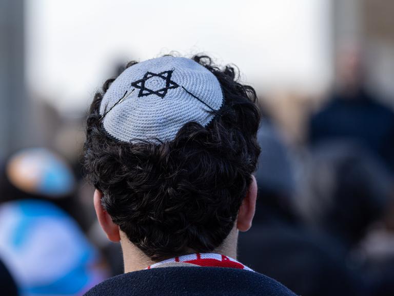 Ein Teilnehmer trägt eine Kippa mit Davidstern auf der Kundgebung zum Europäischen Jüdischen Jugendkongress.