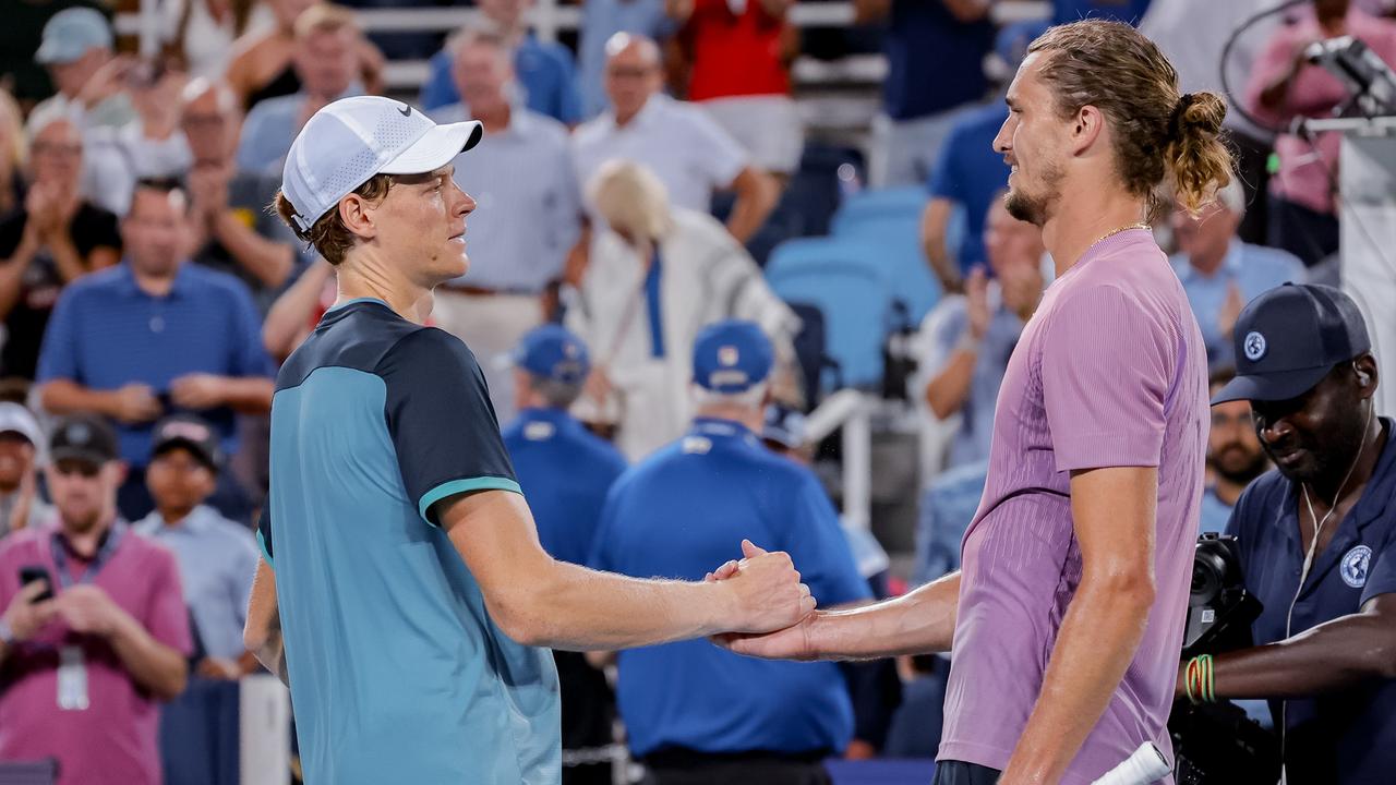 : Alexander Zverev (r) gratuliert Jannik Sinner nach einem Tennisspiel.
