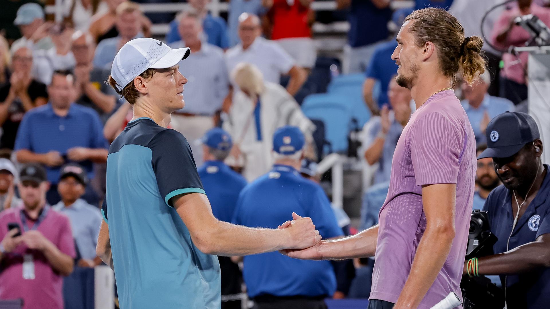 Tennis: WTA-Tour/ATP-Tour - Cincinnati: Alexander Zverev (r) gratuliert Jannik Sinner zu dessen Sieg. Tennis: WTA-Tour/ATP-Tour - Cincinnati: Alexander Zverev (r) gratuliert Jannik Sinner zu dessen Sieg.